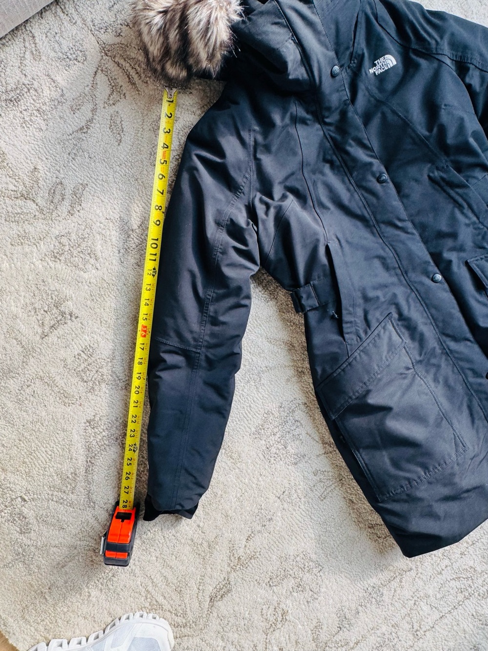 The North Face Women's New Outerboroughs Parka In Black - Picture 14 of 15